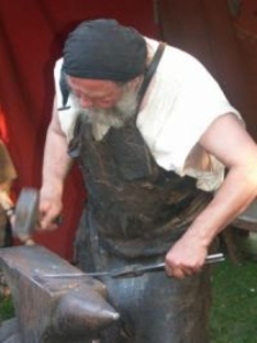 Schmied und Handwerkskunst auf dem Mittelaltermarkt
