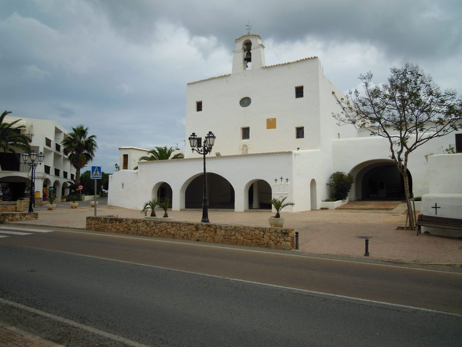 Zentrum von Sant Josep de sa Talaia mit der Pfarrkirche auf Ibiza