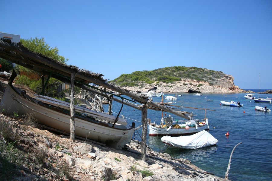 Cala de Portinatx an der Küste im Norden Ibizas