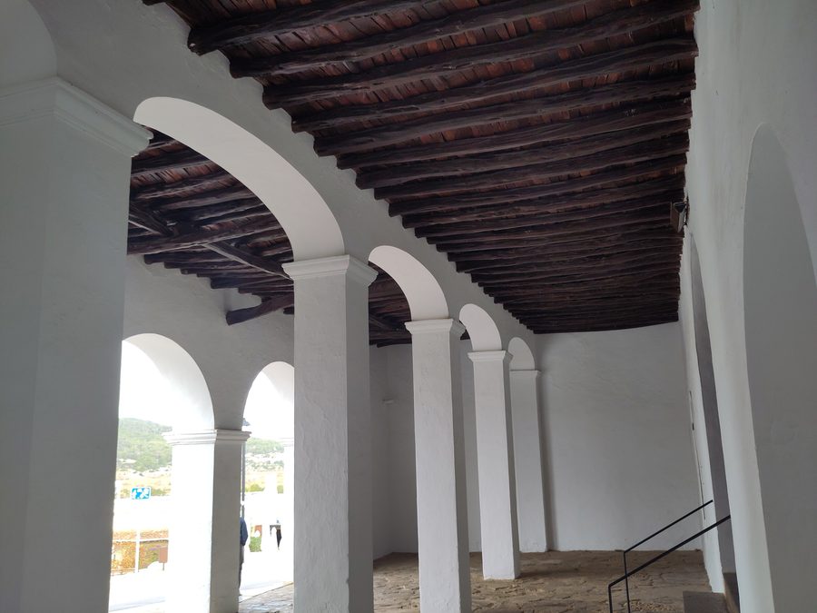Porxo de l'església de Sant Mateu d'Albarca a Ibiza