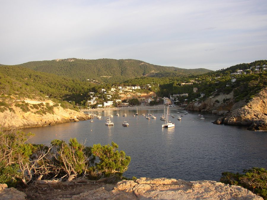 Ansicht aus Westen auf die Cala Vedella auf Ibiza