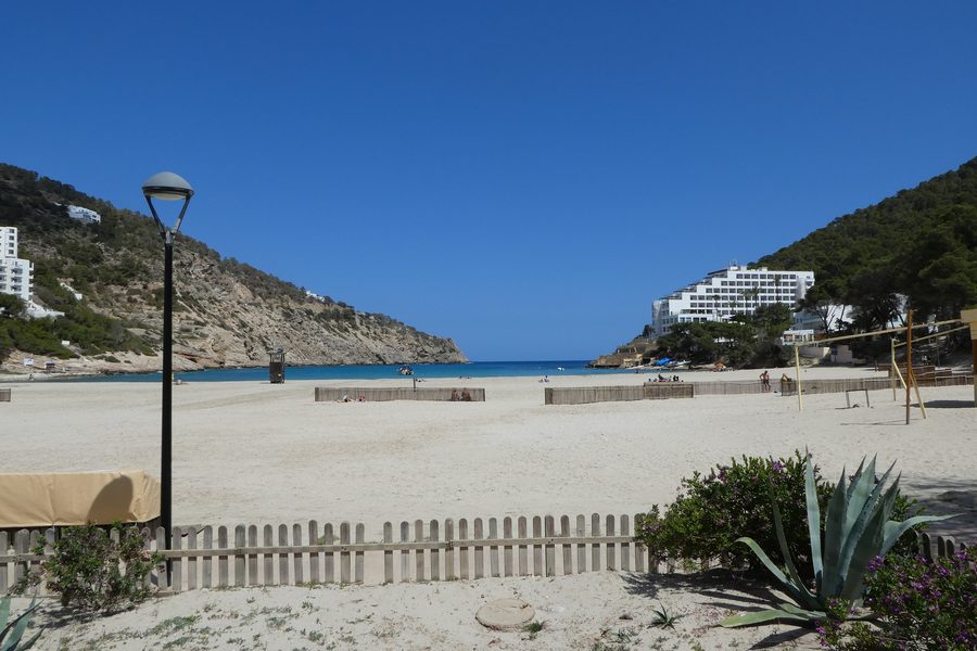Strand und geschützte Bucht von Cala Llonga auf Ibiza