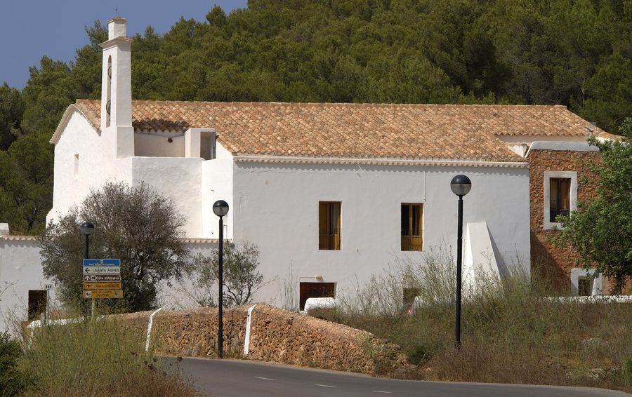 Außenansicht der Kirche von Sant Mateu d'Albarca auf Ibiza