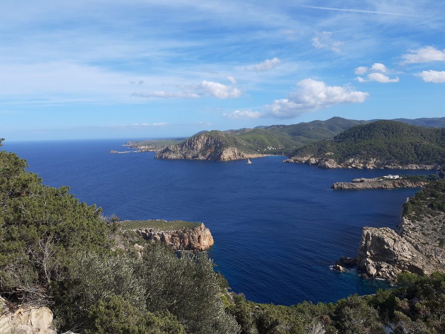 Blick über die Bucht von Port de Sant Miquel auf Ibiza