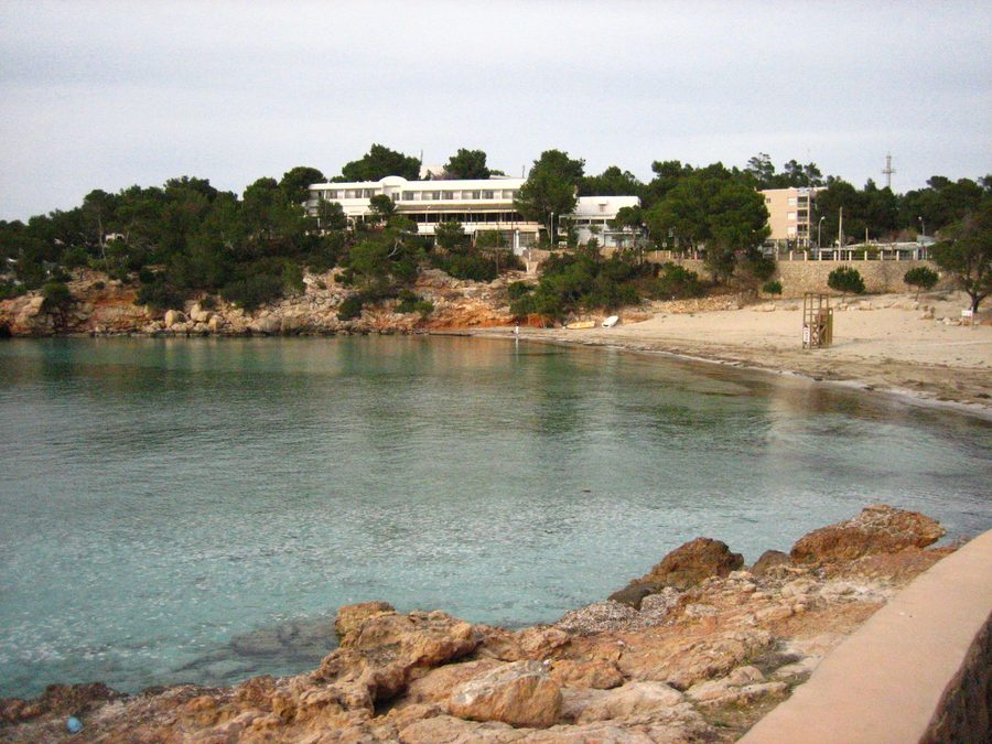 Blick auf Cala Portinatx von der Seite des Strands S'Arenal Petit