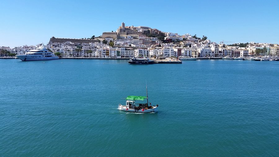 Blick vom Hafen auf Dalt Vila, die historische Altstadt von Ibiza-Stadt