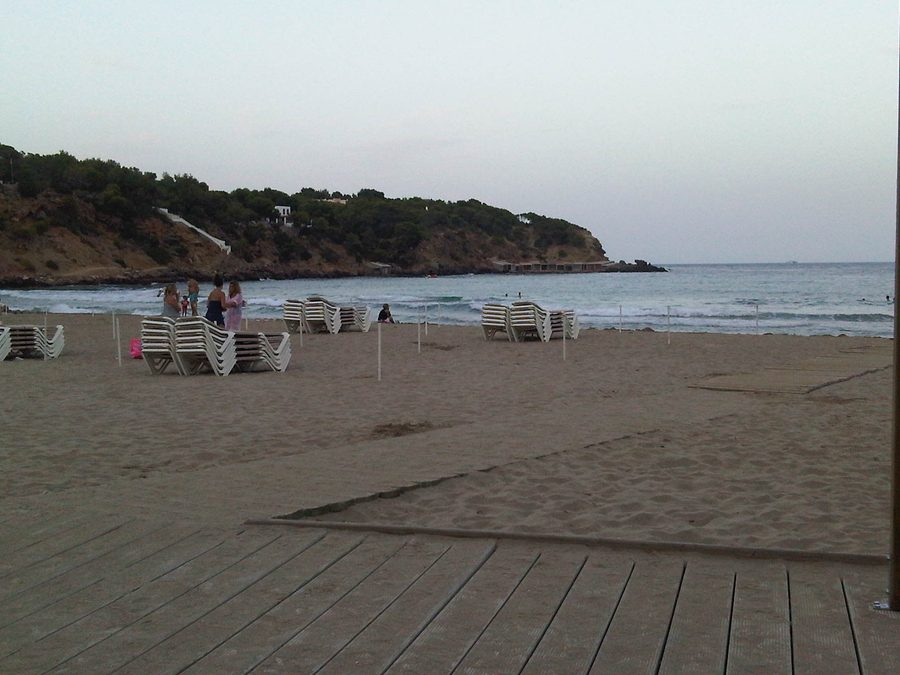 Strand von Cala Llenya mit Blick über die sandige Bucht