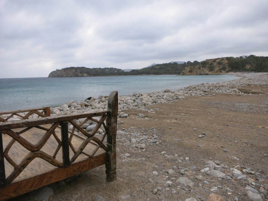 Felsige Bucht an der Küste bei Sant Josep de sa Talaia