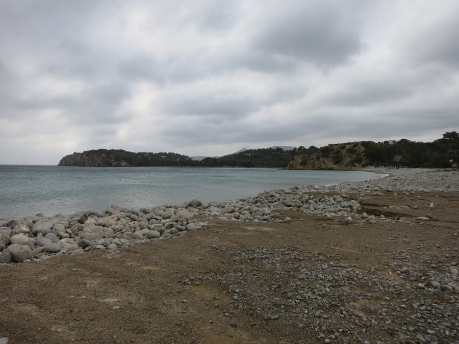 Steiniger Strand an einer ruhigen Bucht auf Ibiza