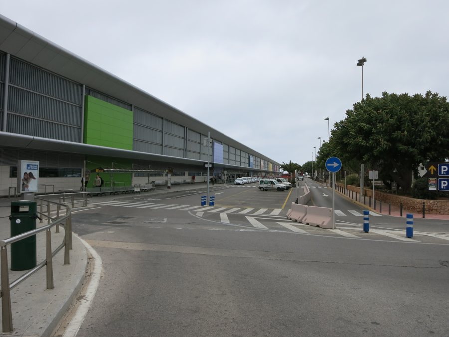 Mietwagen und Parkplätze vor dem Flughafenterminal auf Ibiza
