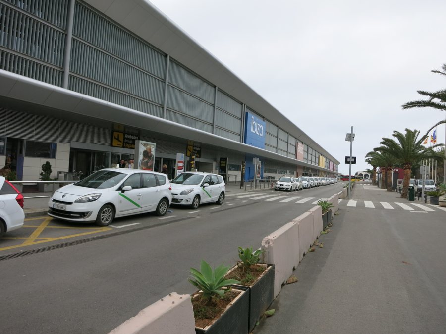 Taxis vor dem Flughafenterminal auf Ibiza