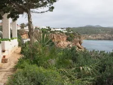 Küstenweg und Felsküste auf Ibiza