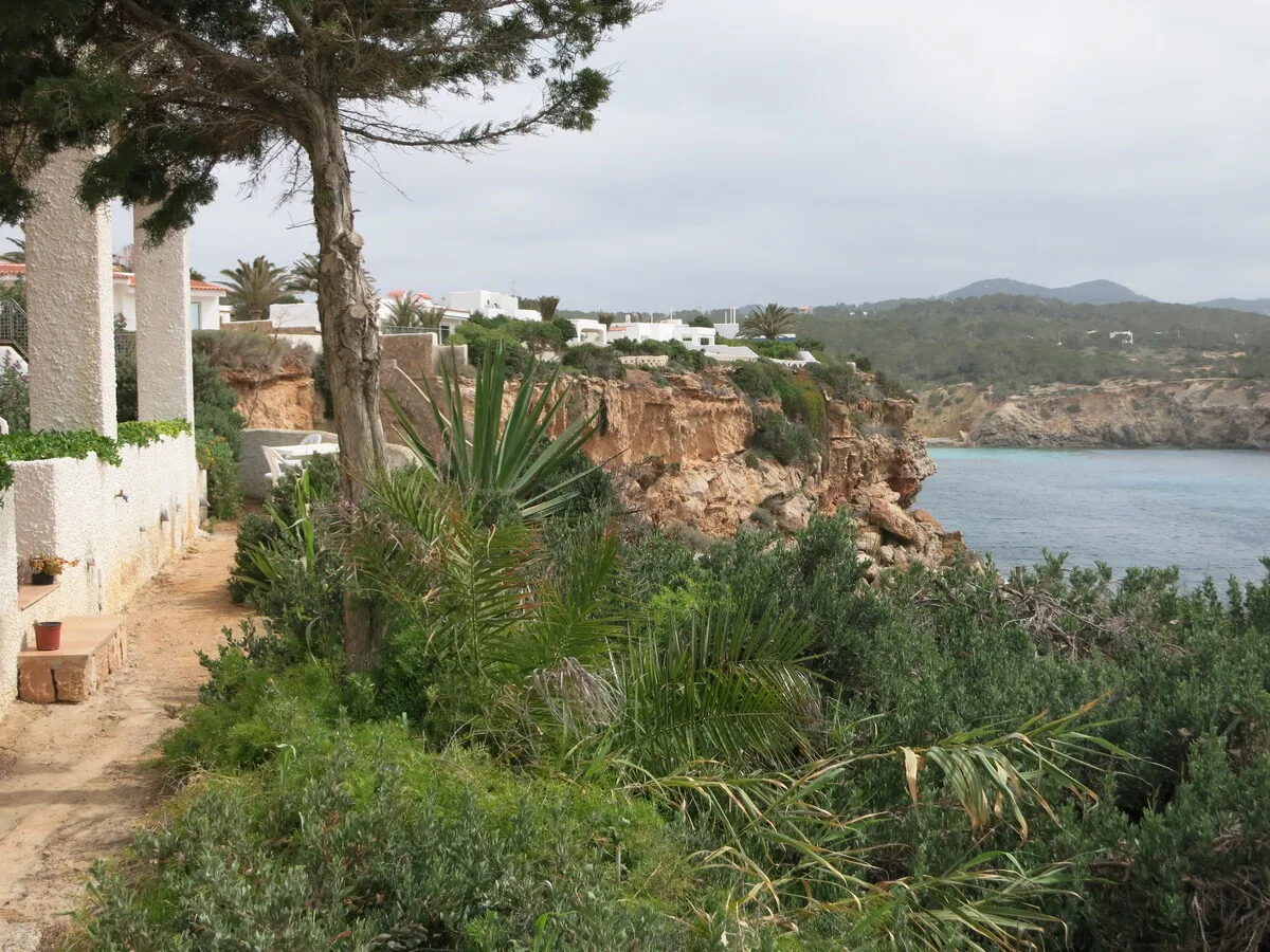 Küstenweg und Felsküste auf Ibiza